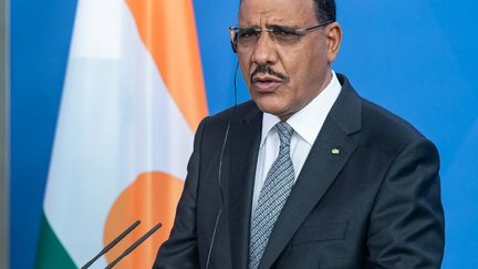 Le président du Niger, Mohamed Bazoum, le 8 juillet 2021 à Berlin. (BERND VON JUTRCZENKA / AFP)