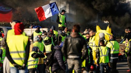 Des "gilets jaunes" bloquent le périphérique de Caen (Calvados), le 18 novembre 2018.&nbsp; (CHARLY TRIBALLEAU / AFP)