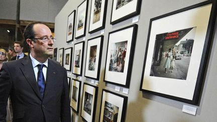 François Hollande vsite l'expo Sergio Larrain à Arles (26 juillet 2013)
 (Vincent Damourette / Sipa)