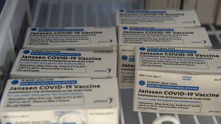 Des vaccins de Johnson &amp; Johnson, le 4 mars 2021 à Boston, dans le Massachusetts (Etats-Unis). (JOSEPH PREZIOSO / AFP)