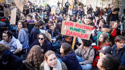 Des jeunes manifestent pour le climat, le 15 février 2019, devant le ministère de la Transition écologique et solidaire, à Paris. (MAXPPP)