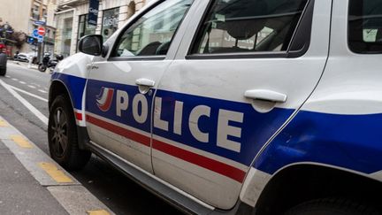 Une voiture de police dans le 15e arrondissement de Paris, le 5 août 2021 (photo d'illustration). (RICCARDO MILANI / HANS LUCAS / AFP)