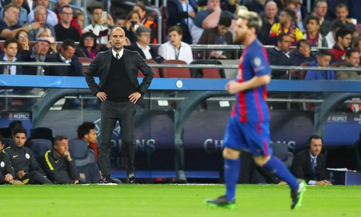 Au second plan, Pep Guardiola assiste à une démonstration de Messi face à son équipe de Manchester City, le 19 octobre 2016. (KIERAN MCMANUS / BACKPAGE IMAGES LTD)