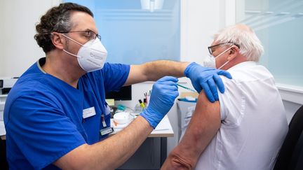 Un médecin se fait vacciner contre le Covid-19 dans une clinique de Gauting (Allemagne), le 30 décembre 2020. (SVEN HOPPE / DPA / AFP)