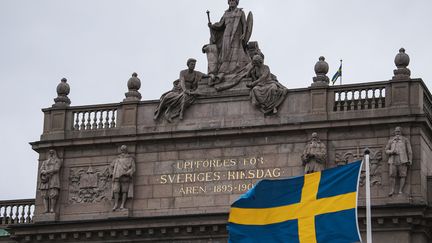 Le drapeau suédois devant le Parlement suédois, le 16 avril 2020 à Stockholm. (JONATHAN NACKSTRAND / AFP)