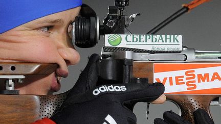 La biathl&egrave;te russe Anna Bogaliy-Titovetes s'&eacute;chauffe au tir &agrave; la carabine avant le relai 4x6 km Femme au championnat du monde de biathlon &agrave; Oberhof (Allemagne), le 4 janvier 2012. (ROBERT MICHAEL / AFP)