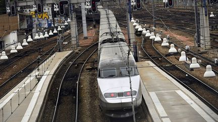 Un TGV à la gare Montparnasse, à Paris, le 1er août 2017. (LIONEL BONAVENTURE / AFP)