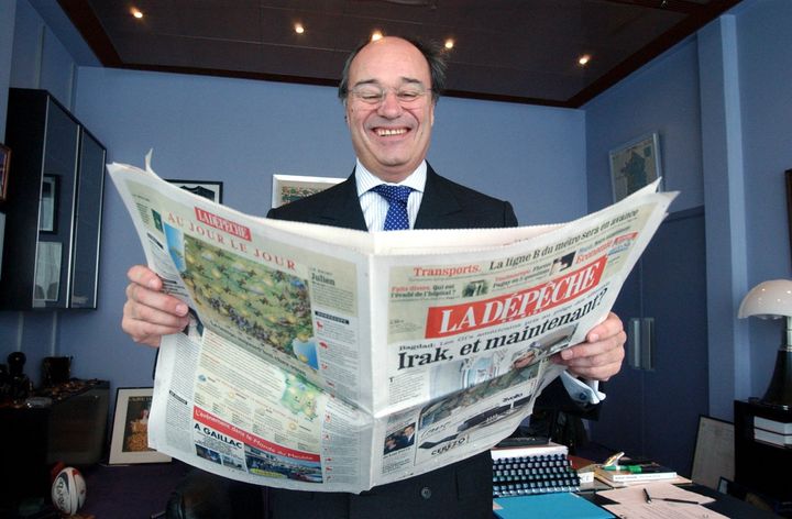 Jean-Michel Baylet pose avec un exemplaire de "La Dépêche du Midi", le 30 octobre 2003, à Toulouse (Haute-Garonne). (MAXPPP)