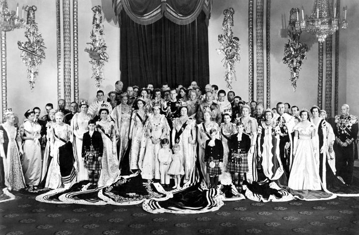 &nbsp; (La reine entourée de sa famille lors du couronnement, en 1953. © Maxppp)