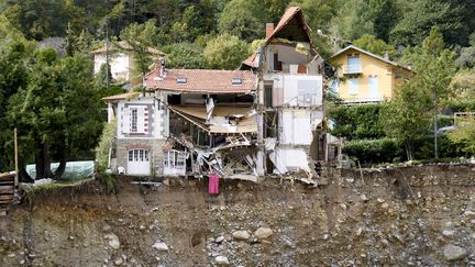 Une maison détruite par la crue de la Vésubie à Saint-Martin-de-Vésubie, dans les Alpes-Maritimes, le 6 octobre 2020. (NICOLAS TUCAT / AFP)