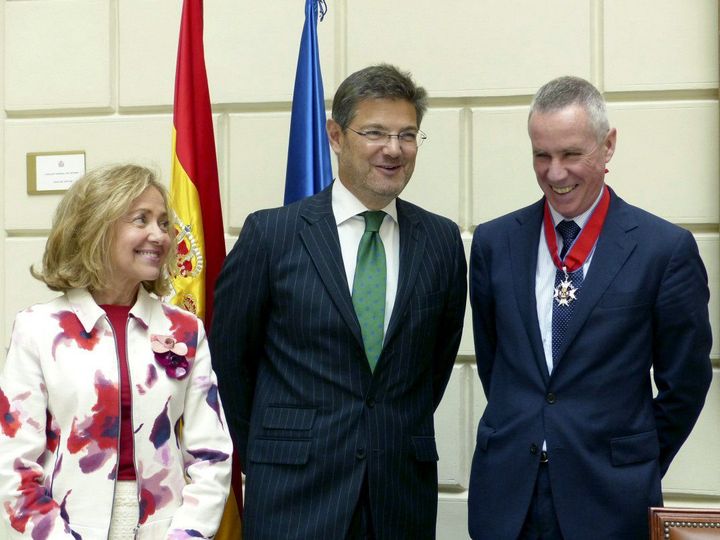 Le procureur de Paris, François Molins, reçoit la croix de l'Ordre de&nbsp;San Raimundo de Peñafort, l'ordre du mérite espagnol, le 10 juin 2015 à Madrid (Espagne). (MAXPPP)