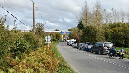 Un TGV arrêté en pleine voie, après une collision mortelle avec une voiture à un passage à niveau près de Noyal (Côtes-d'Armor), le 25 octobre 2019. (MAXPPP)