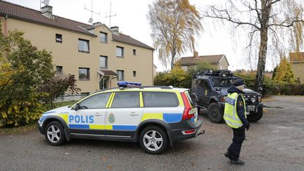 La police devant la maison du suspect dans l'attaque au sabre d'une &eacute;cole en Su&egrave;de, le 22 octobre 2015. (ADAM IHSE / TT NEWS AGENCY)