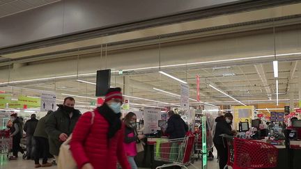 Il n'est pour le moment toujours pas question d'un&nbsp;reconfinement.&nbsp;Mais les grandes surfaces s'inquiètent déjà de voir des clients en télétravail vider leurs rayons, et elles ne sont pas sûres de pouvoir suivre. (CAPTURE ECRAN FRANCE 2)