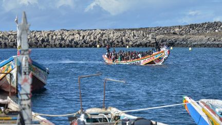 Une embarcation de migrants arrive sur l'île d'El Hierro, dans l'archipel des Canaries (Espagne), le 31 octobre 2023. (AFP)