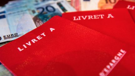 Des livrets A sur des billets de banque. (AFP)