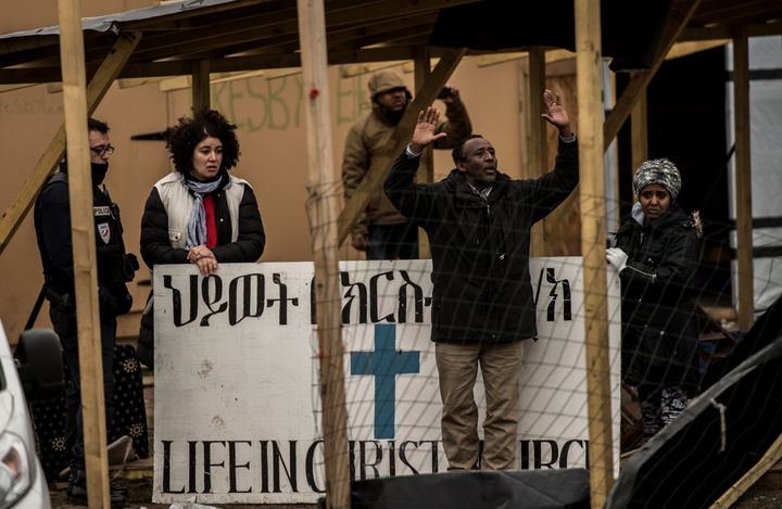 Le prêtre de l'église évangélique, détruite lundi 1er février dans la jungle de Calais, a tenté d'empêcher la destruction du lieu de culte. (PHILIPPE HUGUEN / AFP)