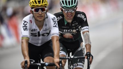 Rafal Majka meurtri après une chute à l'arrivée de la 9e étape du Tour de France, accompagné par son compatriote Michal Kwiatkowski (JEFF PACHOUD / AFP)