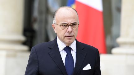 Bernard Cazeneuve quitte une r&eacute;union interminist&eacute;rielle sur les migrants &agrave; l'Elys&eacute;e (Paris), le 3 septembre 2015. (ALAIN JOCARD / AFP)