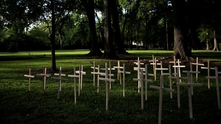 Des croix ont été plantées à l'extérieur d'une église à Bâton-Rouge (Louisiane) pour représenter les morts du coronavirus, le 10 avril 2020.
 (CARLOS BARRIA / REUTERS)