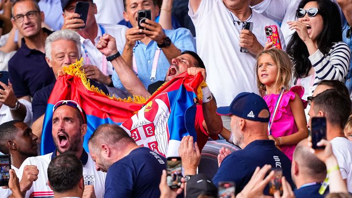 Novak Djokovic savoure son titre olympique dans son box avec son clan, à Roland-Garros, le 4 août 2024. (OSCAR J BARROSO / SIPA)