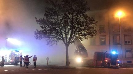 Des pompiers tentent de maîtriser un incendie dans un immeuble de Soleure (Suisse), le 26 novembre 2018.&nbsp; (HO / POLIZEI KANTON SOLOTHURN / AFP)