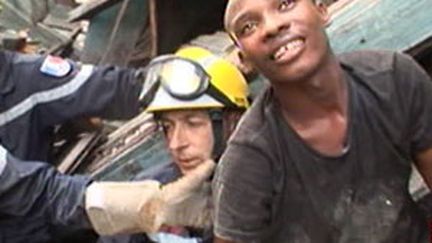 Wismond Exantus, 25 ans, secouru par la sécurité civile française (23/01/2010) (Images Sécurité civile / Laurent Roch)