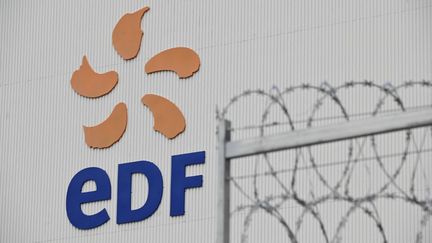 Le logo d'EDF à l'entrée de la centrale nucléaire de Fessenheim, dans le Haut-Rhin, le 21 juin 2021. (SEBASTIEN BOZON / AFP)