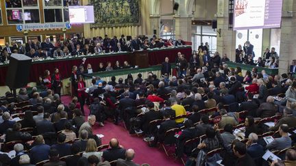 Le public lors de la vente aux enchères des&nbsp;des vins des Hospices de Beaune, dimanche 18 novembre, à Beaune&nbsp;(Côte-d'Or). (ROMAIN LAFABREGUE / AFP)