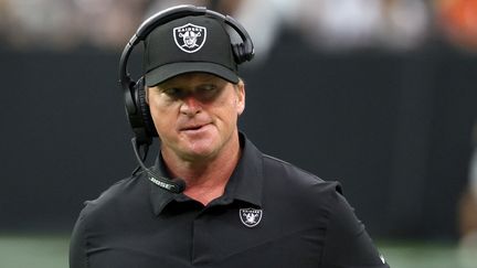 Jon Gruden, désormais ancien entraîneur principal des Las Vegas Raiders, depuis sa démission présentée le 11 octobre 2021 suite à un scandale autour d'insultes racistes, misogynes et anti-gay. (ETHAN MILLER / GETTY IMAGES / AFP)