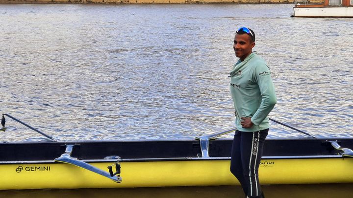 Pour la 4e fois de l’histoire seulement, un Français sera sur l’eau : Noam Mouelle porte le maillot des Light Blues de Cambridge. (JEROME VAL / RADIOFRANCE)