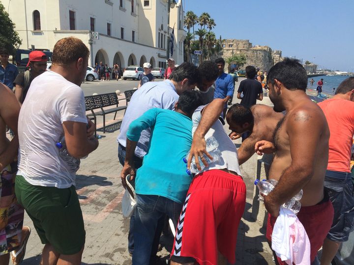 Nasser, touriste allemand en vacances &agrave; Kos (Gr&egrave;ce), le 20 &nbsp;ao&ucirc;t 2015, assailli de migrants venant prendre les bouteilles d'eau qu'il leur donne. (BENOIT ZAGDOUN / FRANCETV INFO)