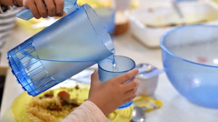 Déconfinement : avec la réouverture des classes, le casse-tête de la cantine