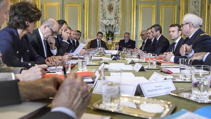 Le président Emmanuel Macron, la ministre des Armées Sylvie Goulard, le ministre des Affaires étrangères Jean-Yves Le Drian, le Premier ministre Edouard Philippe et leurs conseillers, le 18 mai 2017 à l'Elysée, lors d'un conseil de Défense. (CHRISTOPE PETIT TESSON / AFP)