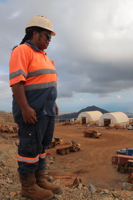 Josée Kondolo dans la mine de Ouaco en Nouvelle-Calédonie. (ELISE LAMBERT/FRANCEINFO)