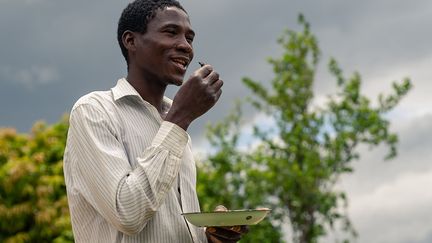 A Mhondoro, un coin perdu du Zimbabwe à une centaine de kilomètres au sud-ouest de la capitale Harare, il pleut depuis trois semaines. Earnmore Chikavaza, 28 ans, ne peut plus descendre dans la mine où il travaille, car les tunnels sont impraticables.&nbsp; &nbsp; (JEKESAI NJIKIZANA / AFP)