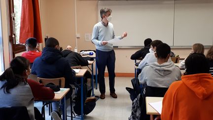 L'enseignant d'histoire-géographie Paul Airiau évoque la liberté d'expression et la laïcité lors de son cours, le 2 novembre 2020 au collège de la Grange aux Belles, à Paris.&nbsp; (VALENTINE PASQUESOONE / FRANCEINFO)