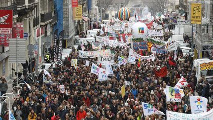 Cortège de manifestants dans les rues de Marseille le 17 décembre 2019. (SPEICH FREDERIC / MAXPPP)