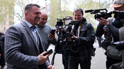 Tommy Robinson devant le Palais de justice de Westminster, à Londres, le 22 avril 2024. (ADRIAN DENNIS / AFP)