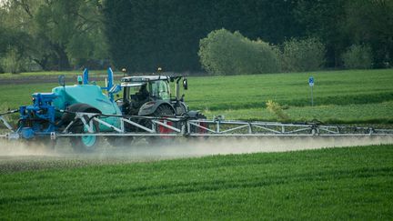 Un agriculteur épand des pesticides sur un champ, le 9 mai 2016 à Fromelles près de Lille. Photo d'illustration. (DENIS CHARLET / AFP)