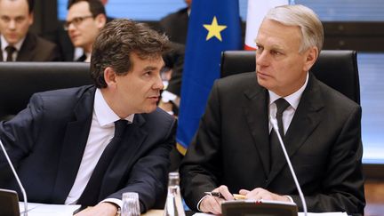 Arnaud Montebourg (&agrave; gauche) et Jean-Marc Ayrault (&agrave; droite), le 11 juillet 2012 &agrave; Paris. (PATRICK KOVARIK / AFP)