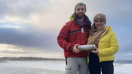 Connor McClory et Sophie Curran avec la capsule temporelle découverte sur une plage du comté de Donegal en novembre 2020. (CONOR MCCLORY/SOPHIE CURRAN)