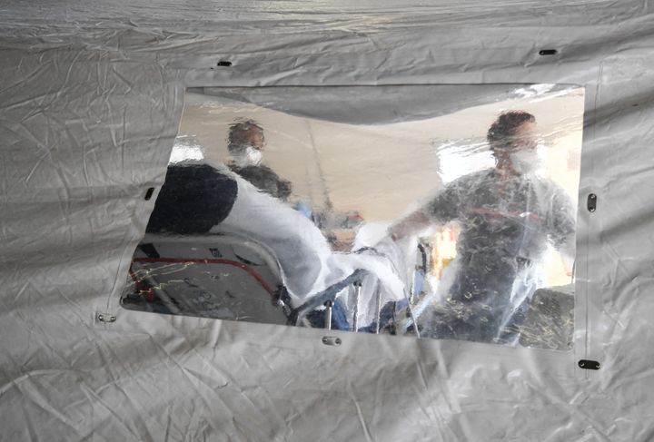 Les urgentistes du SAMU au chevet d'un patient Covid-19 dans une tente de triage au CHU Pierre Zobda-Quitman à Fort-de-France, le 31 août 2021. (ALAIN JOCARD / AFP)