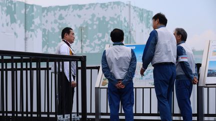 Le Premier ministre japonais, Fumio Kishida (à gauche), en visite à la centrale nucléaire de Fukushima, le 20 août 2023. (MASAMINE KAWAGUCHI / YOMIURI / AFP)