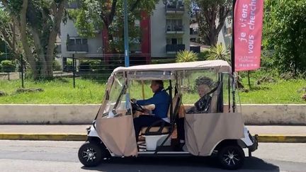 Solidarité : dans le Var, un coiffeur conduit ses clients âgés en voiturette de golf