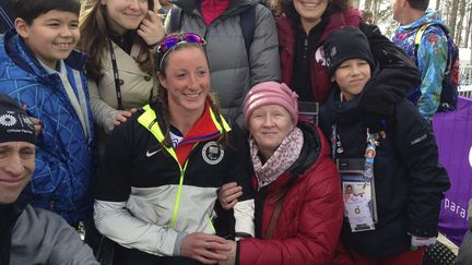 L'athl&egrave;te Tatyana McFadden pose avec sa m&egrave;re biologique &agrave; Sotchi (Russie), le 9 mars 2014. (ROB HARRIS/AP/SIPA / AP)