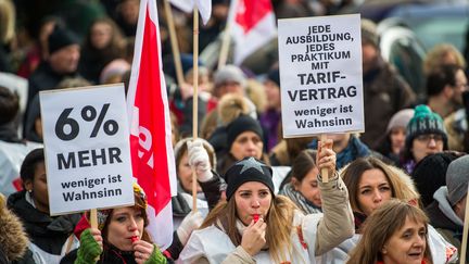 Manifestation pour obtenir 6% d'augmentation salariale à Munich (Allemagne), le 22 mars 2018. (LINO MIRGELER / DPA)