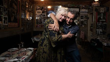 Yolande Moreau et François Morel dans l'un des cafés favoris de Georges Brassens à Paris, le 17 septembre 2021.&nbsp; (JOEL SAGET / AFP)