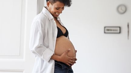 Selon une &eacute;tude am&eacute;ricaine publi&eacute;e vendredi 8 mars 2013, les pieds des femmes enceintes s'allongeraient durant la grossese.&nbsp; (CULTURA CREATIVE / AFP )