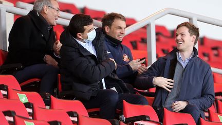 Kyril Louis-Dreyfus (à droite) dans les tribunes du Stadium of Light de Sunderland 